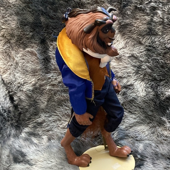 Disney Store Beast Classic Doll 12"
From Beauty And The Beast - Picture 5 of 16